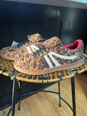 Steve Madden Leopard Sneakers Sz 7 New